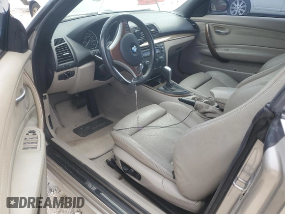 2009 BMW 1 Series 128i z VIN WBAUL73539VJ76952, wystawiony jako Copart lot #76992254 z przebiegiem Nie podano mil oraz Szkody całkowita. Historia ofert i sprzedaży dostępna na DreamBid. Obrazek 8.