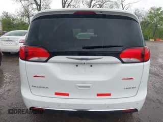 2018 Chrysler Pacifica Limited z VIN 2C4RC1GG8JR107182, wystawiony jako IAAI lot #42113415 z przebiegiem 154 982 mil mil oraz . Historia ofert i sprzedaży dostępna na DreamBid. Obrazek 16.
