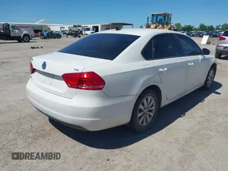 2015 Volkswagen Passat Limited Edition Edition z VIN 1VWAT7A32FC056264, wystawiony jako IAAI lot #42320310 z przebiegiem 155 212 mil mil oraz . Historia ofert i sprzedaży dostępna na DreamBid. Obrazek 4.
