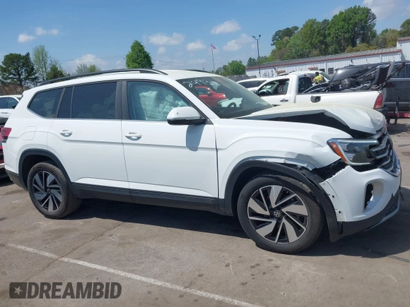2024 Volkswagen Atlas SE z VIN 1V2HR2CA7RC532493, wystawiony jako IAAI lot #41970251 z przebiegiem 32 124 mil mil oraz . Historia ofert i sprzedaży dostępna na DreamBid. Obrazek 13.