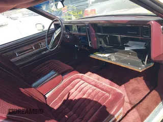 1985 Oldsmobile Toronado Custom Brougham z VIN 1G3EZ57YXFE315260, wystawiony jako IAAI lot #42051171 z przebiegiem Nie podano mil oraz . Historia ofert i sprzedaży dostępna na DreamBid. Obrazek 5.