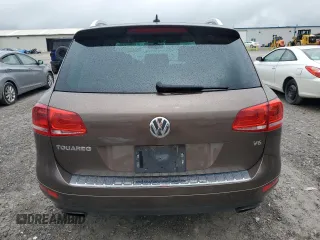 2013 Volkswagen Touareg Lux z VIN WVGEF9BP6DD010285, wystawiony jako Copart lot #54008285 z przebiegiem 172 257 mil mil oraz Czysty tytuł • Clean title. Historia ofert i sprzedaży dostępna na DreamBid. Obrazek 6.