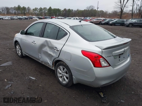 2013 Nissan Versa S Plus z VIN 3N1CN7AP9DL838834, wystawiony jako IAAI lot #41959162 z przebiegiem 94 906 mil mil oraz . Historia ofert i sprzedaży dostępna na DreamBid. Obrazek 3.