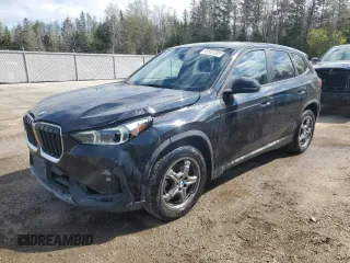 2023 BMW X1 xDrive28i z VIN WBX73EF04P5W99465, wystawiony jako Copart lot #55800655 z przebiegiem 53 799 mil mil oraz Tytuł czysty. Historia ofert i sprzedaży dostępna na DreamBid. Obrazek 1.