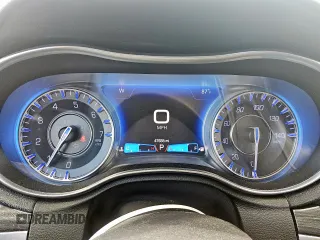2019 Chrysler 300 Touring z VIN 2C3CCAAG9KH733284, wystawiony jako Copart lot #55454485 z przebiegiem Nie podano mil oraz Tytuł czysty. Historia ofert i sprzedaży dostępna na DreamBid. Obrazek 9.