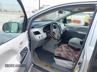 2014 Toyota Sienna L z VIN 5TDZK3DC5ES524062, wystawiony jako IAAI lot #42601245 z przebiegiem 130 892 mil mil oraz . Historia ofert i sprzedaży dostępna na DreamBid. Obrazek 5.