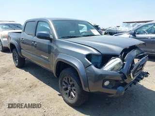 2020 Toyota Tacoma SR5 z VIN 3TMAZ5CNXLM123305, wystawiony jako IAAI lot #42152421 z przebiegiem 67 000 mil mil oraz . Historia ofert i sprzedaży dostępna na DreamBid. Obrazek 1.