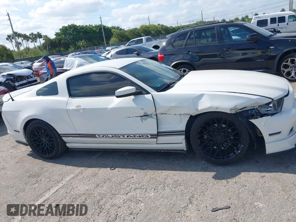 2013 Ford Mustang V6 z VIN 1ZVBP8AM2D5250074, wystawiony jako IAAI lot #42081635 z przebiegiem 135 958 mil mil oraz . Historia ofert i sprzedaży dostępna na DreamBid. Obrazek 13.