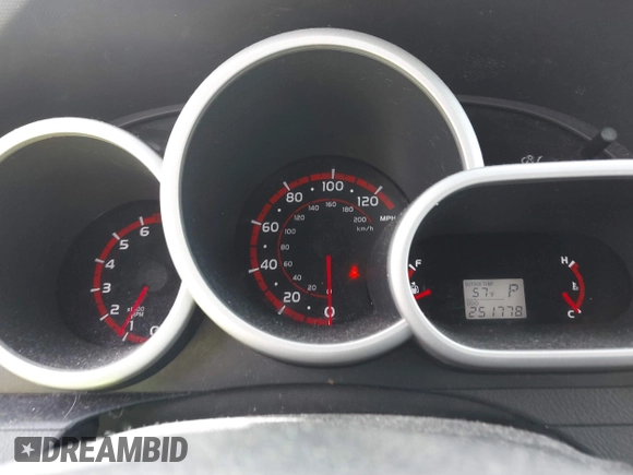 2010 Pontiac Vibe 1SA z VIN 5Y2SP6E87AZ413472, wystawiony jako IAAI lot #41869342 z przebiegiem 251 778 mil mil oraz . Historia ofert i sprzedaży dostępna na DreamBid. Obrazek 7.
