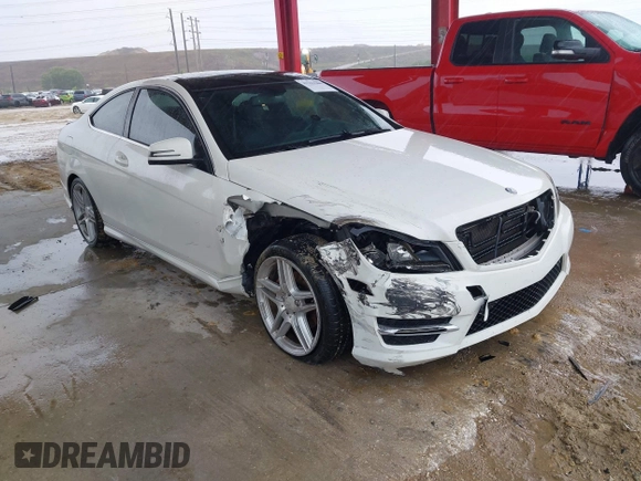2012 Mercedes-Benz C 250 z VIN WDDGJ4HB9CF750304, wystawiony jako IAAI lot #42232200 z przebiegiem 191 463 mil mil oraz . Historia ofert i sprzedaży dostępna na DreamBid. Obrazek 1.