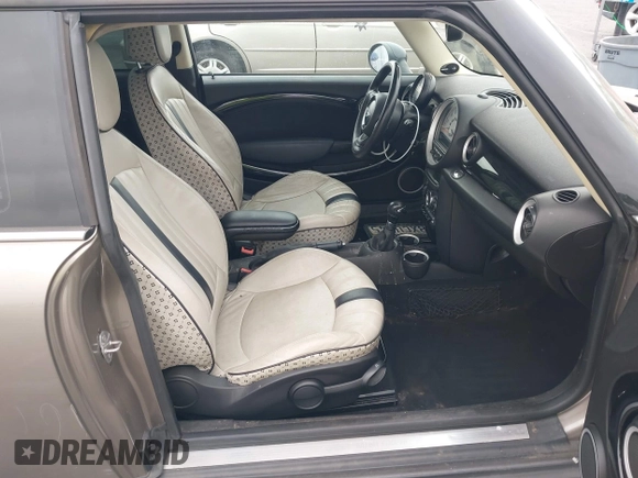 2013 MINI Clubman z VIN WMWZF3C56DT490749, wystawiony jako IAAI lot #42368888 z przebiegiem 163 731 mil mil oraz . Historia ofert i sprzedaży dostępna na DreamBid. Obrazek 5.