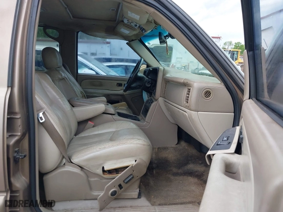2003 Chevrolet Tahoe Z71 with VIN 1GNEK13Z43R155495, listed as a IAAI auction lot 42029728 with 393,493 mi miles. Bid and sale history available at carsss.com. Image 5.