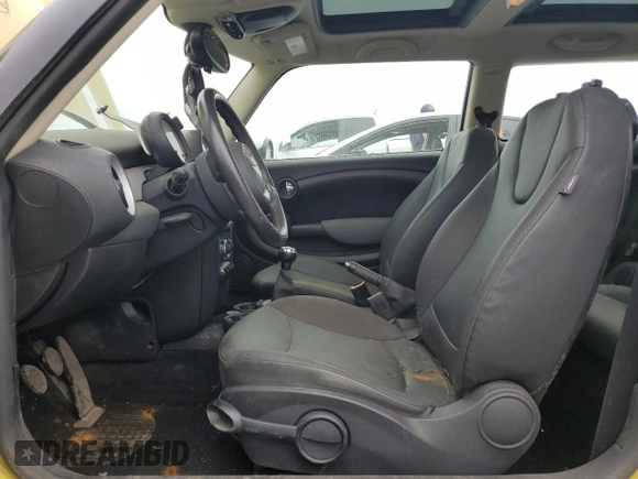 2011 MINI Hardtop with VIN WMWSU3C58BTX96968, listed as a Copart auction lot 62560915 with 88,616 mi miles and Salvage title. Bid and sale history available at DreamBid. Image 7.