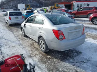 2013 Chevrolet Sonic LS z VIN 1G1JA5SG6D4236927, wystawiony jako IAAI lot #41356033 z przebiegiem 138 000 mil mil oraz . Historia ofert i sprzedaży dostępna na DreamBid. Obrazek 3.
