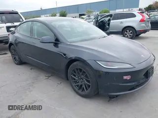 2024 Tesla Model 3 z VIN 5YJ3E1EA2RF784394, wystawiony jako IAAI lot #42034036 z przebiegiem 14 594 mil mil oraz . Historia ofert i sprzedaży dostępna na DreamBid. Obrazek 1.