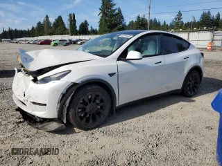 2024 Tesla Model Y Long Range z VIN 7SAYGAEE6RF985513, wystawiony jako Copart lot #60275695 z przebiegiem 13 957 mil mil oraz Szkoda całkowita • Salvage title. Historia ofert i sprzedaży dostępna na DreamBid. Obrazek 1.
