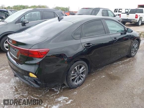 2022 Kia Forte LXS z VIN 3KPF24AD4NE450309, wystawiony jako IAAI lot #42066381 z przebiegiem 43 314 mil mil oraz . Historia ofert i sprzedaży dostępna na DreamBid. Obrazek 4.