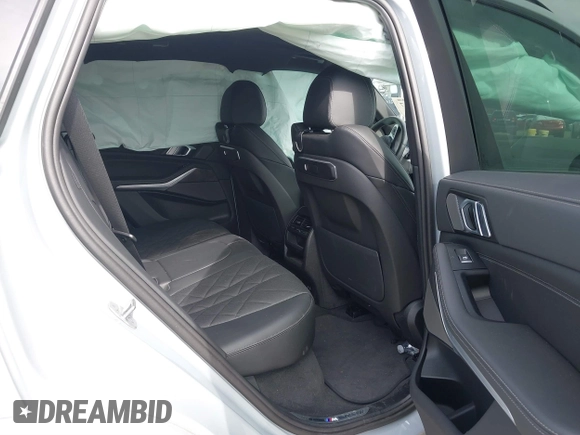 2024 BMW X5 xDrive40i z VIN 5UX23EU06R9U85520, wystawiony jako IAAI lot #41785217 z przebiegiem Nie podano mil oraz . Historia ofert i sprzedaży dostępna na DreamBid. Obrazek 8.