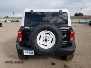 2024 Ford Bronco Heritage Edition z VIN 1FMDE4CH2RLA74426, wystawiony jako Copart lot #76751144 z przebiegiem 629 mil mil oraz Szkoda całkowita • Salvage title. Historia ofert i sprzedaży dostępna na DreamBid. Obrazek 6.