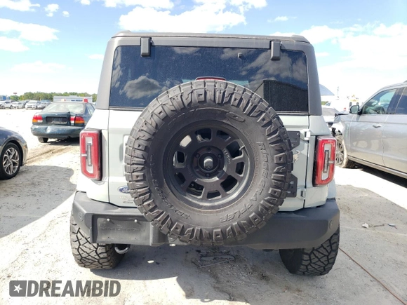 2022 Ford Bronco z VIN 1FMEE5BP9NLB91319, wystawiony jako Copart lot #51629745 z przebiegiem 20 508 mil mil oraz Szkoda całkowita • Salvage title. Historia ofert i sprzedaży dostępna na DreamBid. Obrazek 6.