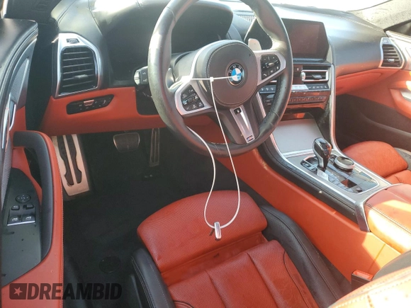 2022 BMW 8 Series M850i xDrive z VIN WBABC4C01NCH15281, wystawiony jako Copart lot #74353274 z przebiegiem Nie podano mil oraz Nie do naprawy • Non repairable. Historia ofert i sprzedaży dostępna na DreamBid. Obrazek 8.