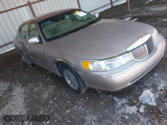 2000 Lincoln Town Car Signature z VIN 1LNHM82W1YY869805, wystawiony jako IAAI lot #42051938 z przebiegiem 125 940 mil mil oraz . Historia ofert i sprzedaży dostępna na DreamBid. Obrazek 1.