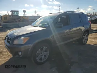 2011 Toyota RAV4 Sport z VIN 2T3WK4DV2BW009606, wystawiony jako Copart lot #81310854 z przebiegiem 121 950 mil mil oraz Nie do naprawy • Non repairable. Historia ofert i sprzedaży dostępna na DreamBid. Obrazek 1.