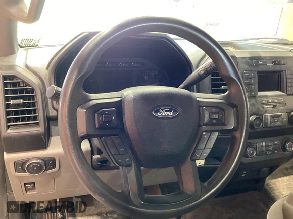 2019 Ford F-150 XL z VIN 1FTMF1CB0KKD36063, wystawiony jako IAAI lot #42459469 z przebiegiem 104 067 mil mil oraz . Historia ofert i sprzedaży dostępna na DreamBid. Obrazek 7.