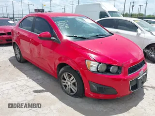 2015 Chevrolet Sonic LT z VIN 1G1JC5SH4F4160047, wystawiony jako IAAI lot #42440220 z przebiegiem Nie podano mil oraz . Historia ofert i sprzedaży dostępna na DreamBid. Obrazek 1.
