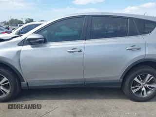 2018 Toyota RAV4 XLE z VIN 2T3WFREV5JW466294, wystawiony jako IAAI lot #41841436 z przebiegiem 132 150 mil mil oraz . Historia ofert i sprzedaży dostępna na DreamBid. Obrazek 14.