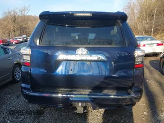 2018 Toyota 4Runner SR5 z VIN JTEBU5JR8J5596675, wystawiony jako IAAI lot #41877335 z przebiegiem Nie podano mil oraz . Historia ofert i sprzedaży dostępna na DreamBid. Obrazek 16.