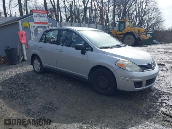 2008 Nissan Versa S z VIN 3N1BC11E78L371643, wystawiony jako IAAI lot #41698980 z przebiegiem 82 127 mil mil oraz . Historia ofert i sprzedaży dostępna na DreamBid. Obrazek 1.