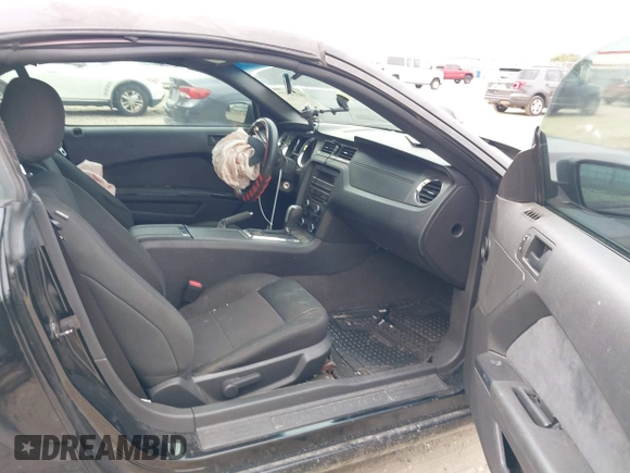 2014 Ford Mustang V6 with VIN 1ZVBP8EM4E5263548, listed as a IAAI auction lot 40331377 with 71,505 mi miles. Bid and sale history available at carsss.com. Image 5.