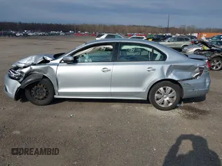 2014 Volkswagen Jetta SE z VIN 3VWD17AJ4EM266248, wystawiony jako IAAI lot #41893512 z przebiegiem 146 278 mil mil oraz . Historia ofert i sprzedaży dostępna na DreamBid. Obrazek 14.