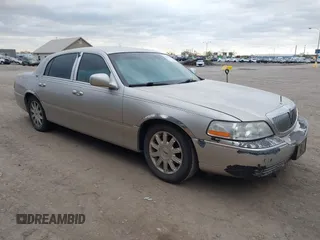 2009 Lincoln Town Car Signature Limited z VIN 2LNHM82V39X633665, wystawiony jako IAAI lot #42016213 z przebiegiem 150 589 mil mil oraz . Historia ofert i sprzedaży dostępna na DreamBid. Obrazek 1.