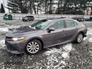 2018 Toyota Camry LE z VIN 4T1B11HK8JU632901, wystawiony jako Copart lot #86254884 z przebiegiem 61 510 mil mil oraz Szkoda całkowita • Salvage title. Historia ofert i sprzedaży dostępna na DreamBid. Obrazek 1.