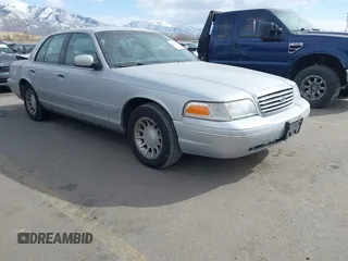 1999 Ford Crown Victoria LX z VIN 2FAFP74W2XX117481, wystawiony jako IAAI lot #41686544 z przebiegiem 186 688 mil mil oraz . Historia ofert i sprzedaży dostępna na DreamBid. Obrazek 1.