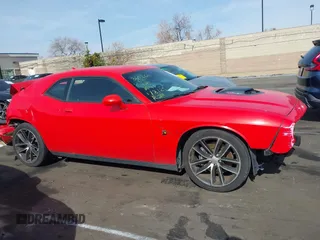 2016 Dodge Challenger R/T Scat Pack z VIN 2C3CDZFJXGH351790, wystawiony jako IAAI lot #41459795 z przebiegiem 69 129 mil mil oraz . Historia ofert i sprzedaży dostępna na DreamBid. Obrazek 14.