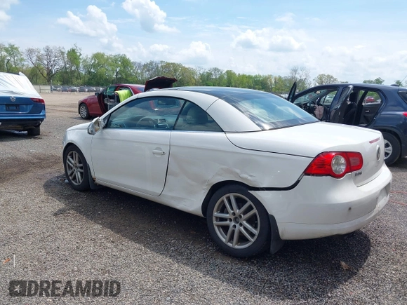 2008 Volkswagen Eos Lux z VIN WVWFA71F88V018635, wystawiony jako IAAI lot #42220306 z przebiegiem 155 448 mil mil oraz . Historia ofert i sprzedaży dostępna na DreamBid. Obrazek 3.