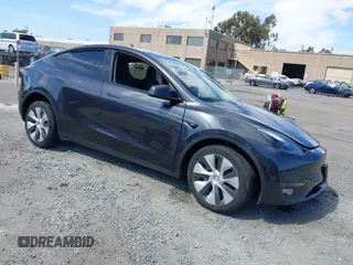 2024 Tesla Model Y z VIN 7SAYGDED2RF032628, wystawiony jako IAAI lot #42507569 z przebiegiem 22 845 mil mil oraz . Historia ofert i sprzedaży dostępna na DreamBid. Obrazek 1.