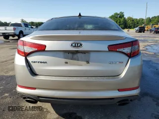 2011 Kia Optima SX z VIN KNAGR4A65B5161039, wystawiony jako Copart lot #57889545 z przebiegiem Nie podano mil oraz Szkoda całkowita • Salvage title. Historia ofert i sprzedaży dostępna na DreamBid. Obrazek 6.