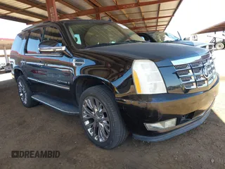2008 Cadillac Escalade z VIN 1GYFK63828R232898, wystawiony jako IAAI lot #42131832 z przebiegiem 189 417 mil mil oraz . Historia ofert i sprzedaży dostępna na DreamBid. Obrazek 1.