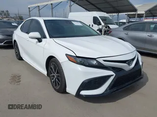 2023 Toyota Camry SE z VIN 4T1T11BK1PU103506, wystawiony jako IAAI lot #42299460 z przebiegiem 19 029 mil mil oraz . Historia ofert i sprzedaży dostępna na DreamBid. Obrazek 1.