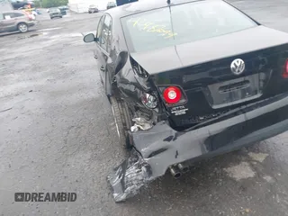 2010 Volkswagen Jetta Limited Edition z VIN 3VWAZ7AJ3AM096583, wystawiony jako IAAI lot #42487699 z przebiegiem 194 527 mil mil oraz . Historia ofert i sprzedaży dostępna na DreamBid. Obrazek 6.