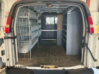 2012 Chevrolet Express Cargo z VIN 1GCSGAFX0C1143284, wystawiony jako IAAI lot #42639427 z przebiegiem 281 833 mil mil oraz . Historia ofert i sprzedaży dostępna na DreamBid. Obrazek 13.