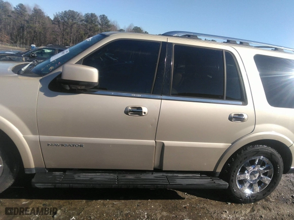 2005 Lincoln Navigator Luxury with VIN 5LMFU27505LJ13912, listed as a IAAI auction lot 41539095 with 1 mi miles. Bid and sale history available at carsss.com. Image 13.