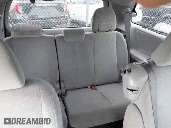 2018 Toyota Sienna LE Auto Access Seat with VIN 5TDKZ3DC8JS929730, listed as a IAAI auction lot 41898547 with 88,043 mi miles. Bid and sale history available at carsss.com. Image 17.
