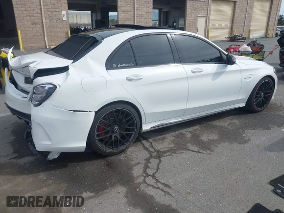 2017 Mercedes-Benz C 63 S AMG z VIN 55SWF8HB4HU190328, wystawiony jako IAAI lot #41681196 z przebiegiem 42 211 mil mil oraz . Historia ofert i sprzedaży dostępna na DreamBid. Obrazek 4.