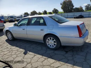 2010 Cadillac DTS 1SA z VIN 1G6KA5EY4AU126988, wystawiony jako Copart lot #49551415 z przebiegiem 114 768 mil mil oraz Tytuł czysty. Historia ofert i sprzedaży dostępna na DreamBid. Obrazek 2.
