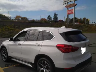 2016 BMW X1 xDrive28i z VIN WBXHT3C3XGP880243, wystawiony jako Copart lot #58436475 z przebiegiem 56 396 mil mil oraz Tytuł czysty. Historia ofert i sprzedaży dostępna na DreamBid. Obrazek 3.